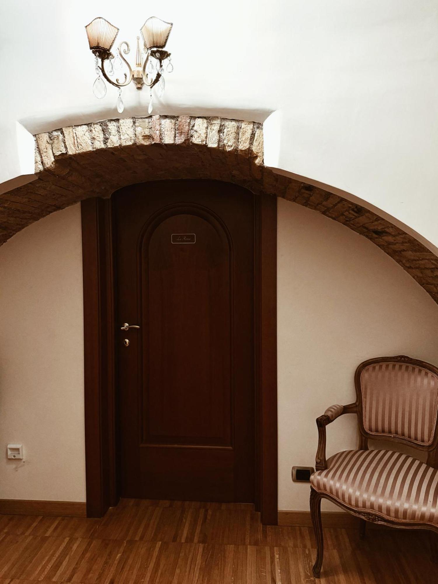 Residenza Tritone Luxury Guest House Trevi Fountain Róma Kültér fotó