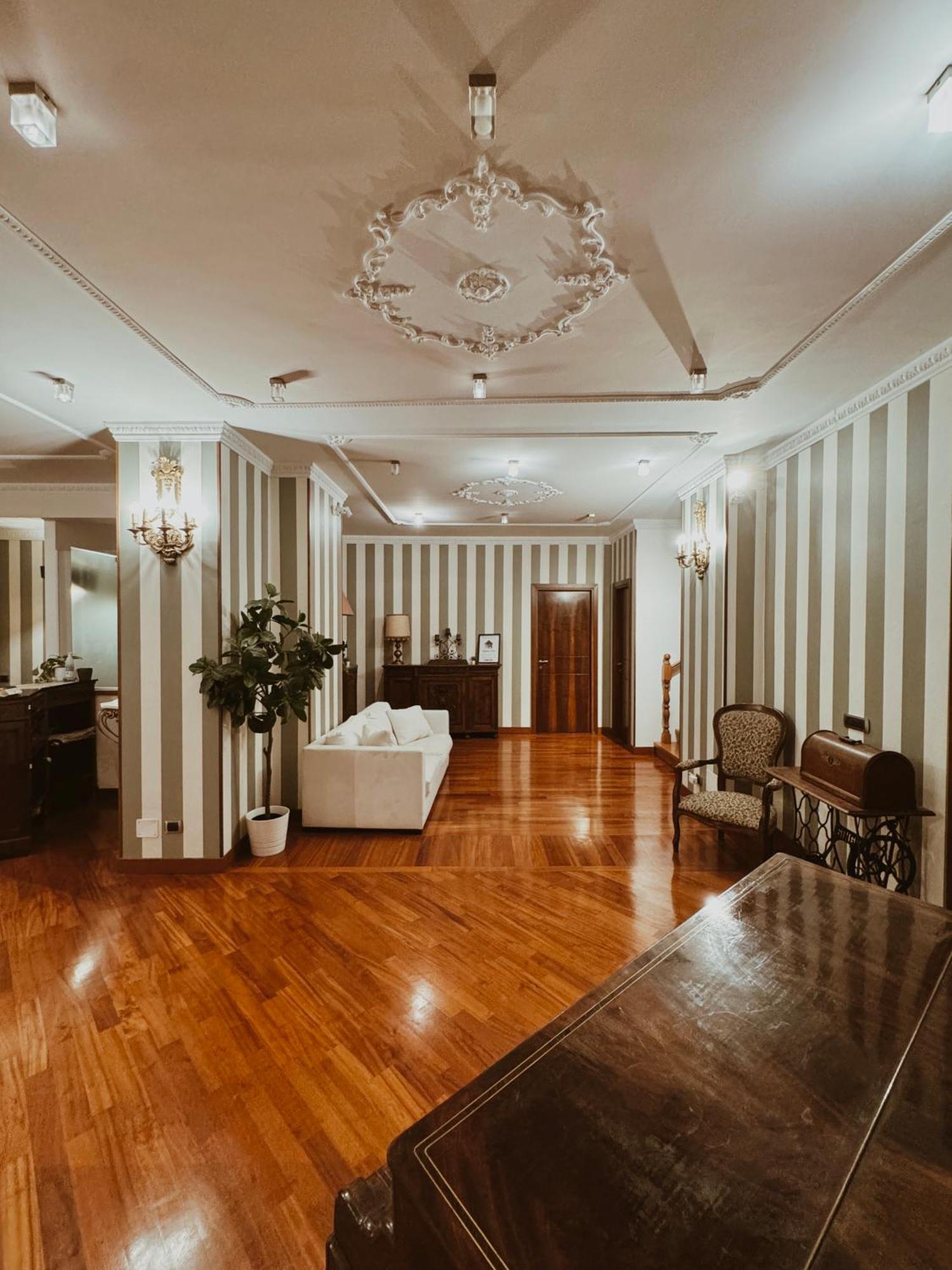 Residenza Tritone Luxury Guest House Trevi Fountain Róma Kültér fotó