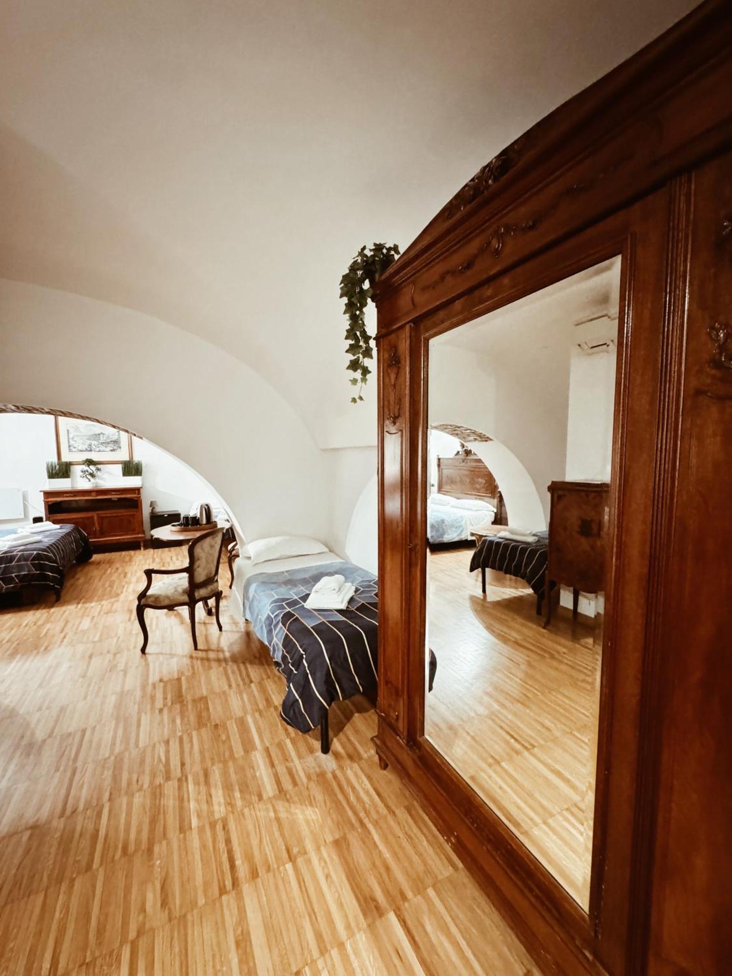 Residenza Tritone Luxury Guest House Trevi Fountain Róma Kültér fotó